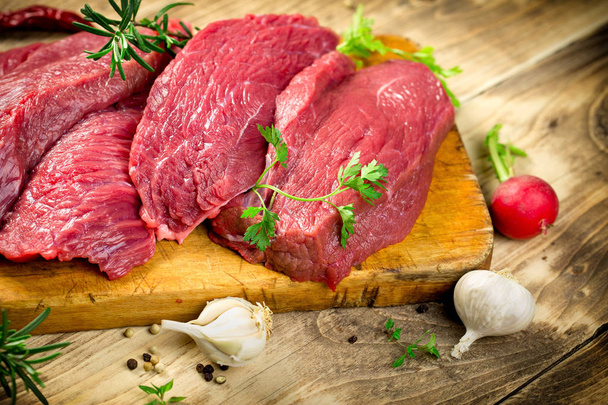 Korkealaatuinen luonnonmukainen liha, tuore, raaka naudanliha
 - Valokuva, kuva