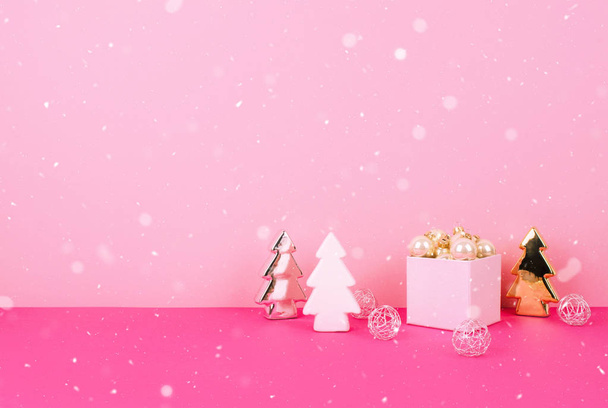 Christmas tree balls on a pink background with a place for your text. - Foto, immagini