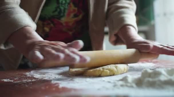Mulher amassar massa de farinha na mesa
 - Filmagem, Vídeo