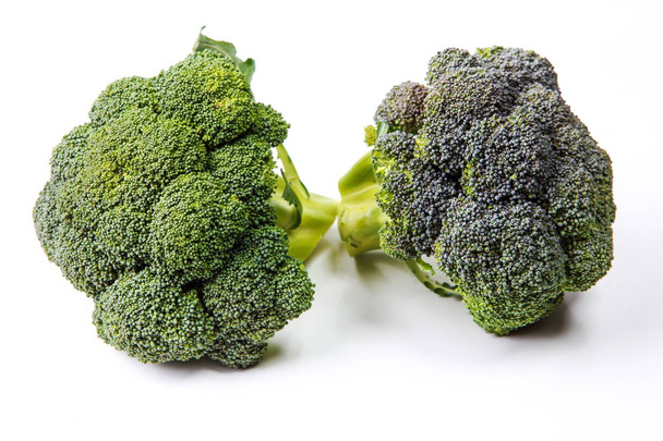 succosa gustosi broccoli su sfondo bianco
 - Foto, immagini