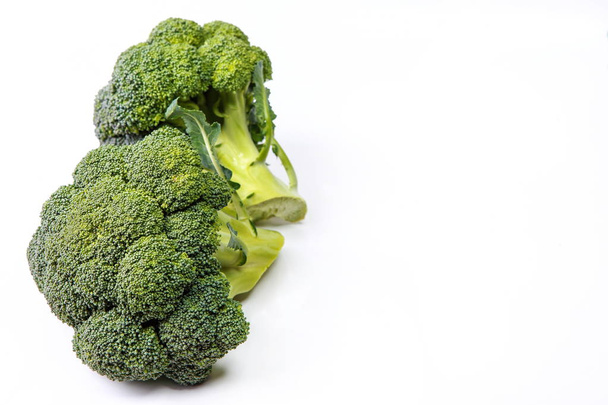 šťavnaté chutné brokolice na bílém pozadí - Fotografie, Obrázek