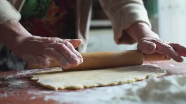 Mulher amassar massa de farinha na mesa
 - Filmagem, Vídeo