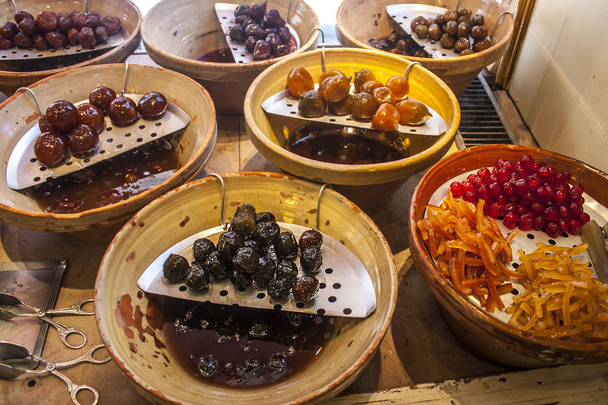 Nice, França - 23 de junho de 2018: Frutas cristalizadas na famosa confeitaria de chocolate de Nice
 - Foto, Imagem