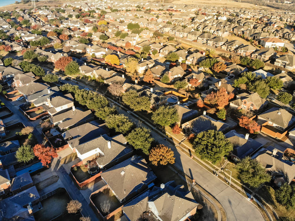 Luchtfoto gepland eenheid ontwikkeling voorsteden van Dallas, Texas, Usa in de herfst seizoen. Viaduct woonwijk met rij van eengezinswoningen en tuinen, kleurrijke fall gebladerte verlaat - Foto, afbeelding