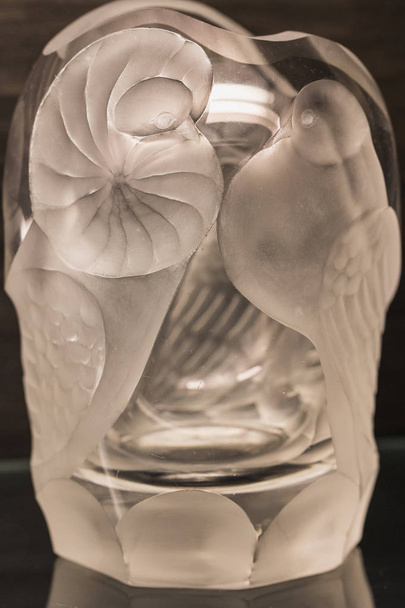Detailní záběr z bílé ručně broušené olovnatého křišťálového skla s dvěma ptáky, Německo - Fotografie, Obrázek