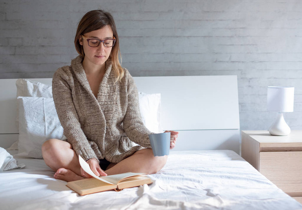 Kobieta, relaks w domu z książką w łóżku - Zdjęcie, obraz