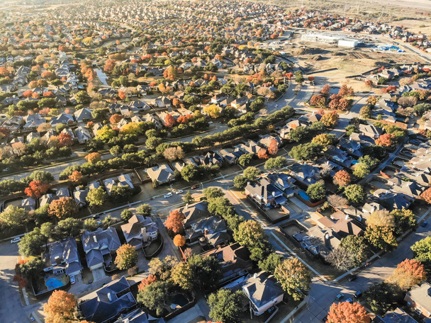 Letecký pohled na Valley Ranch plánovaná jednotka rozvoj předměstí Dallasu, Texas. Laves nadjezdu rozléhat dělení v sezóně podzim s barevnými listy a řadu Single-rodinné domy, Společenství - Fotografie, Obrázek