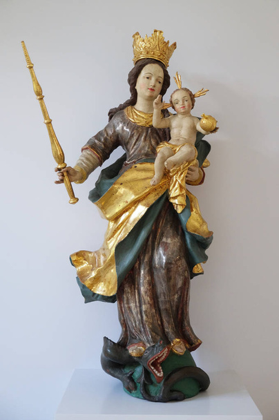 Jungfrau Maria mit Jesuskind-Statue in der Basilika St. Martin und Oswald in weingarten - Foto, Bild