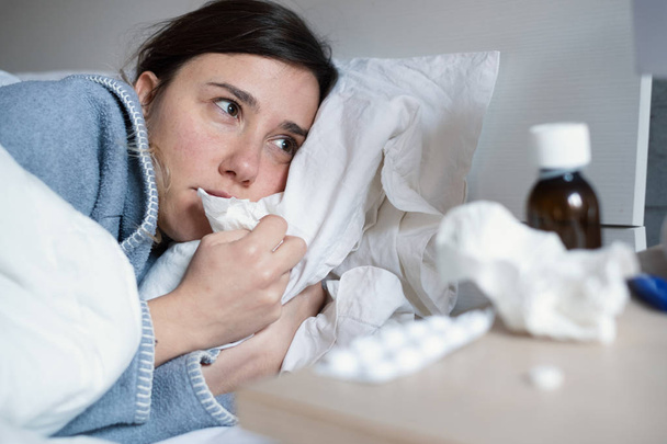 Mujer que sufre síntomas de gripe sintiéndose enferma
 - Foto, Imagen