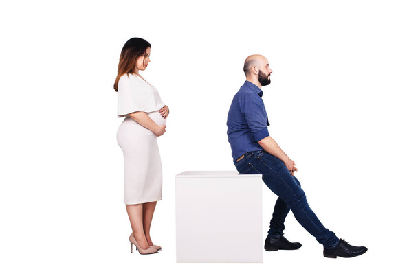koncept problémů, rodinných konfliktů. Těhotná žena a vousatý muž izolované na bílém - Fotografie, Obrázek