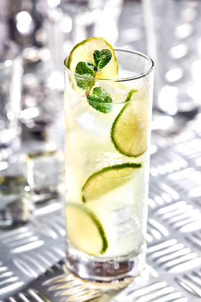 Caipirinha, cocktail Mojito, vodka ou soda avec citron vert, menthe et paille sur la table
 - Photo, image
