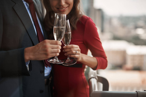 Взрослые мужчины и женщины держат бокалы для шампанского
 - Фото, изображение