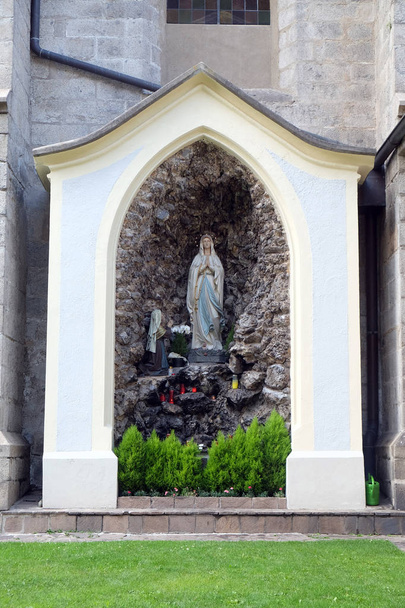 Jaskinia Matki Bożej z Lourdes, katedra Santa Maria Assunta San Cassiano w Bressanone, Włochy - Zdjęcie, obraz
