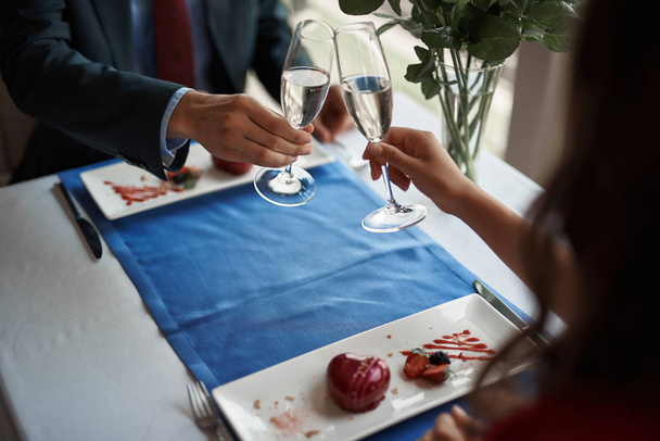 Mann und Frau haben Date im Restaurant - Foto, Bild