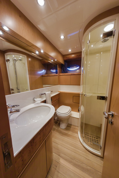 RIZZARDI 73HT luxury yacht, master bathroom - Фото, изображение