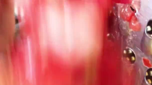 Nahaufnahme einer weiblichen Hand, die Tomaten reibt  - Filmmaterial, Video