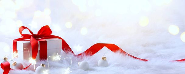 Fond de Noël avec boîte cadeau vacances et décoration de Noël sur fond rouge
 - Photo, image