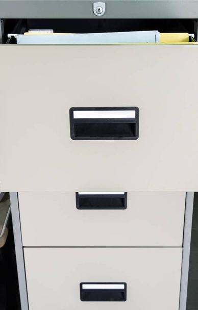 Металлический шкаф с открытым ящиком для поиска частного документа
. - Фото, изображение