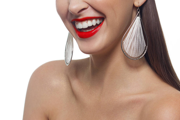 Zbliżenie kobieta szczęśliwy uśmiech z zdrowe, białe zęby, jasny czerwony połysk warg makijaż. Kosmetologia, stomatologii i uroda Pielęgnacja. Makro kobiety na uśmiechnięte usta - Zdjęcie, obraz