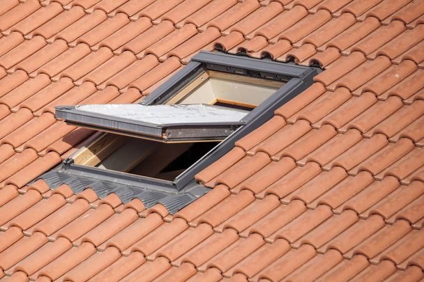 Dach z vasistas lub velux okna z bliska - Zdjęcie, obraz