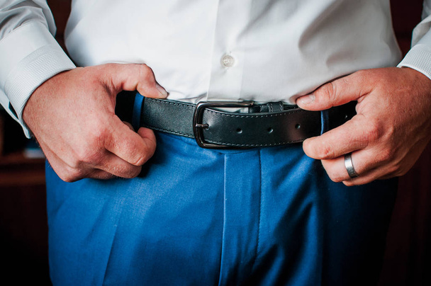 Groom correct belt on the trousers - Fotografie, Obrázek