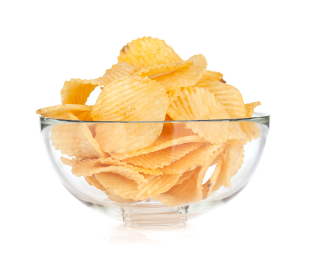 Potato chips in glazen kom - Foto, afbeelding