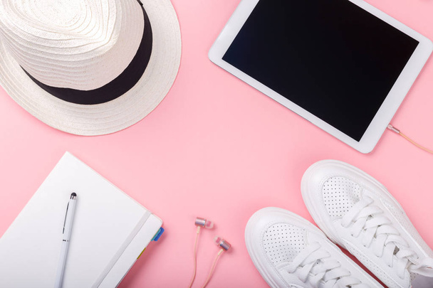 Fashion blogger reiziger concept minimale set van vrouwelijke accessoires op roze trendy achtergrond - Foto, afbeelding