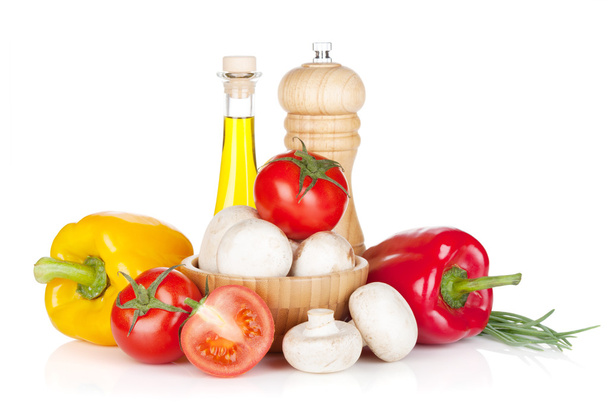 Verduras frescas y champiñones con aceite de oliva y pimentero
 - Foto, Imagen