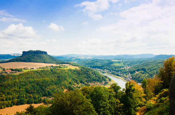 ザクセン州、ドイツのエルベ川にダウン古いケーニヒシュタイン城からの眺め - 写真・画像