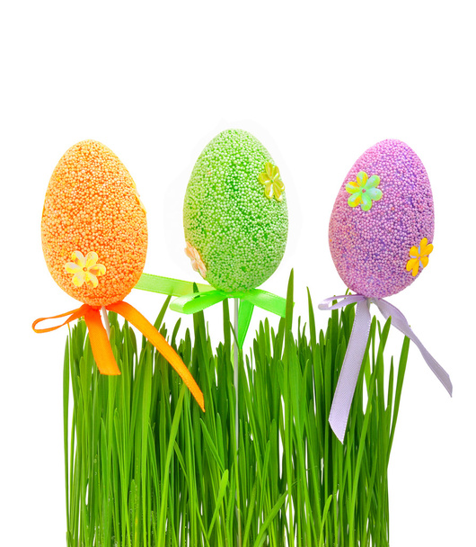 Fresh green grass and colored easter eggs - Foto, Imagem