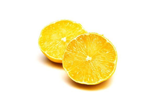 Twee helften van gele citroen, isoleren op een witte achtergrond - Foto, afbeelding