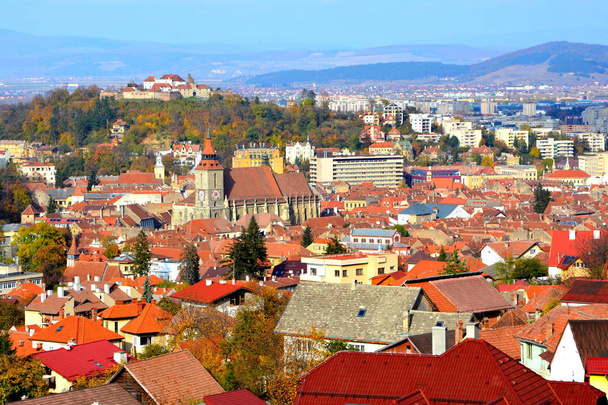 Colores otoñales. Paisaje urbano típico de la ciudad Brasov, una ciudad situada en Transilvania, Rumania, en el centro del país
 - Foto, Imagen