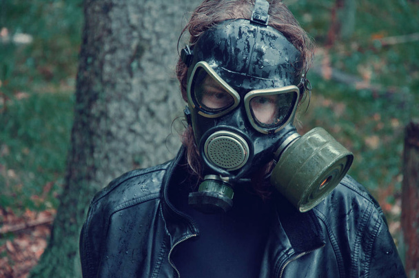 kız ormanda bir gaz maskesi - Fotoğraf, Görsel