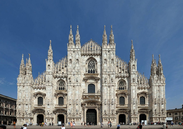 ミラノの大聖堂、ドゥオーモ ・ ディ ・ サンタ ・ マリア ・ ナセンテ、ミラノ、ロンバルディア, イタリア - 写真・画像