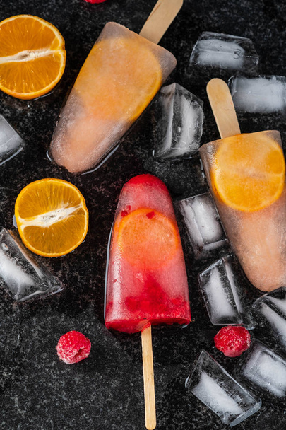 Homemade popsicles with berries and fruits. - Fotoğraf, Görsel