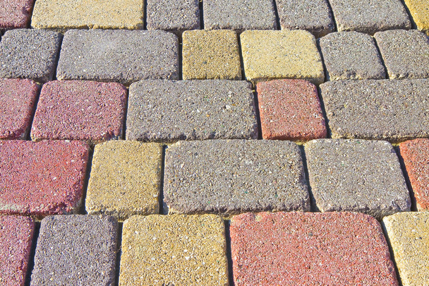 Цветное бетонное покрытие, смонтированное на песчаной подложке; тип покрытия, проницаемого для воды
 - Фото, изображение