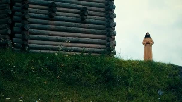 Een oude Slavische heidense stad gebouwd van hout, uitstekende landschap voor een historische film, oude houten kerken en huizen, een orthodoxe kruis, zomertijd, geen mensen in het frame, oude Kiev - Video