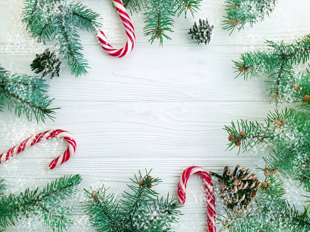 Noel ağacı dalı, süper, şeker beyaz ahşap zemin üzerinde - Fotoğraf, Görsel