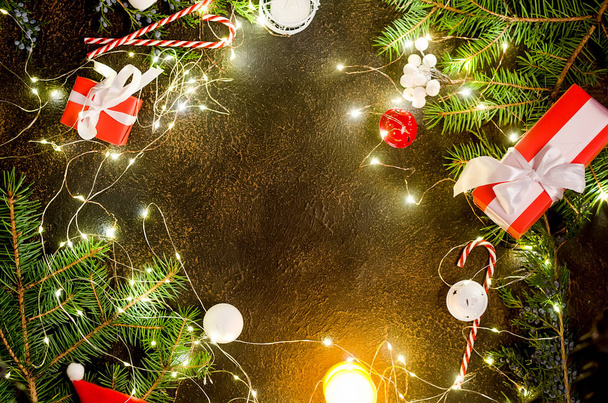 ghirlanda illuminata, giocattoli e paesaggio su sfondo scuro, vista dall'alto, copia spase. Sfondo natalizio, concetto di vacanza
 - Foto, immagini