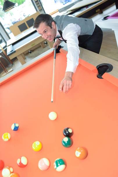 Man playing pool and man - Foto, Bild