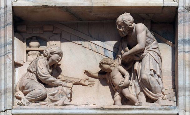 Илия реанимировал сына вдовы Сарепты, мраморный рельеф на фасаде Миланского собора, Дуомо ди Санта Мария Насенте, Милан, Ломбардия, Италия
 - Фото, изображение