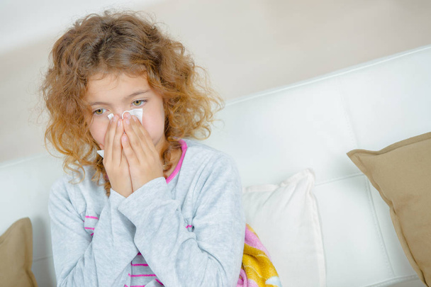 Giovane ragazza soffiando naso con tessuto
 - Foto, immagini