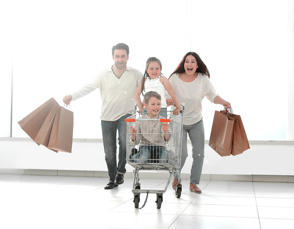 happy family in a hurry to shop - Zdjęcie, obraz