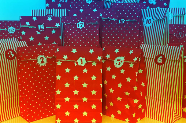 Puerta de un calendario de adviento con 24 paquetes en rojo con en alemán Frohe Weihnachten 2018 en inglés Merry Chrstmas 2018
 - Foto, Imagen