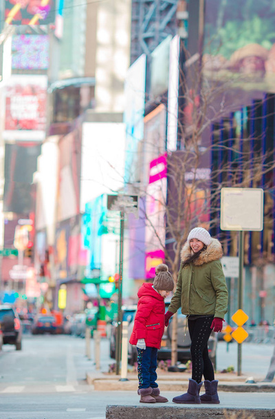 Счастливая мать и маленькая девочка на Манхэттене, Нью-Йорк, Нью-Йорк, США. - Фото, изображение