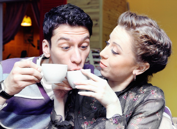 Jovens amantes bebendo café tiro engraçado
 - Foto, Imagem