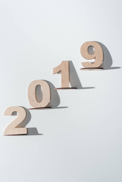 vista superior de 2019 fecha hecha de números de madera sobre fondo blanco
 - Foto, Imagen
