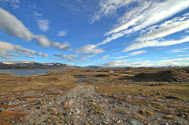 Kuzey Norveç 'in yüksek kesimlerinde kutup günü boyunca kutup bölgesi. Güneş hiç batmadığı zaman.. - Fotoğraf, Görsel