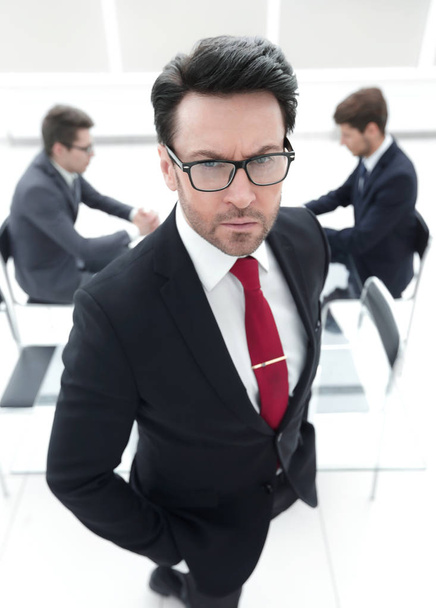 close up.serious businessman standing in the conference room - Foto, afbeelding