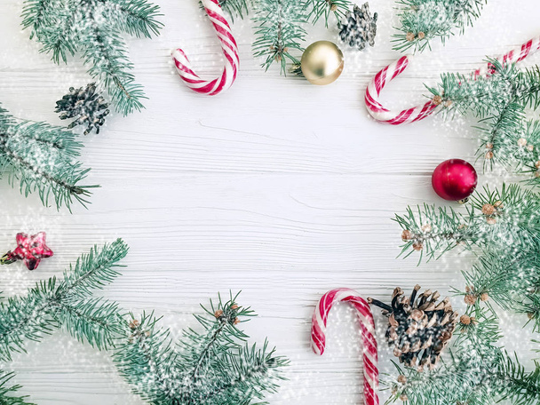 Vánoční větev, borová šiška, cukroví na bílé dřevěné pozadí snímku, sníh - Fotografie, Obrázek